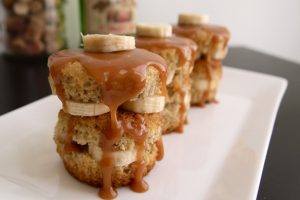 Kek me banane dhe karamel. Receta gatimi.