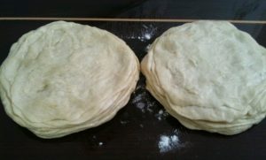 Kulace te vegjel te mbushur me djathe dhe ullinj. Receta gatimi.