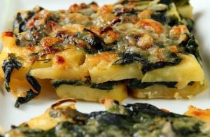 Patate ne furre me spinaq, qepe dhe salce beshamel. Receta gatimi.
