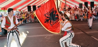 Cfare thone te huajt per popullin shqiptare. A kane te drejte?