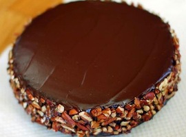 Kek cokollate me vetem tre perberes. Receta gatimi greke.