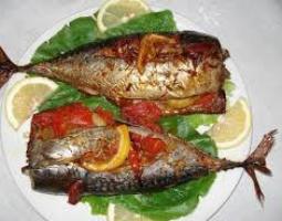 Peshk ne tave me domate dhe qep. Receta gatimi.1