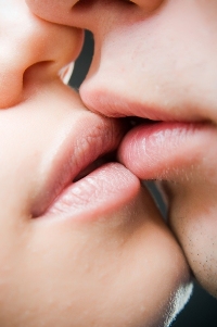 Puthja e pare. Cfare nuk duhet te beni kur puthni per here te pare? kur puthni