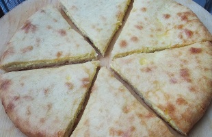 Kulac me djathe dhe kos. Receta gatimi tradicionale.