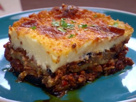 Musaka me patate. Receta gatimi tradicionale greke domate qepe