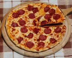 Pice me suxhuk pikante. E shijshme dhe e shendetshme. djathe pice salce