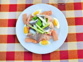Sallate spanjolle e shijshme. Receta gatimi tradicionale. proshute salce