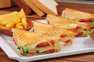 Toste e shijshme per mengjes. Receta gatimi te thjeshta. djathe proshute
