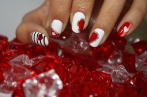 Disa ide dizenjimesh per thonjte ne diten e Shen Valentinit.