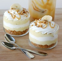Embelsire e thjeshte me banane dhe krem karamel. Receta gatimi.