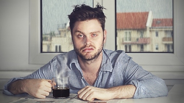 Gjerat qe nuk duhet ti besh kurre te parat ne mengjes. kafe e-mailin