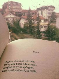 Analizë e poezisë "Mall" të Ismail Kadaresë