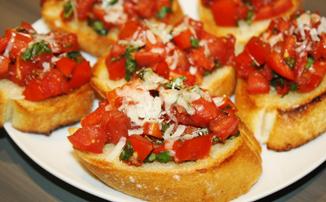 Brusketa me domate dhe djathe, me shije te parezistueshme. Receta gatimi.