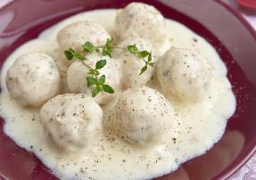 Giuvarlakia. Receta gatimi tradicionale Greke. qofte salce