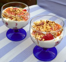 arra mjalte biskota Kos me luleshtrydhe dhe mjalte. Receta gatimi