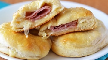 Pogace ndryshe nga te tjerat. E mbushur me proshute dhe djathe. Receta gatimi.