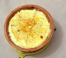 Qofte me kos dhe gjalpe ne tave dheu. Recete tradicioale Korcare.