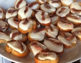 Buke e thekur me djathe dhe sardele. Receta gatimi. vaj ulliri