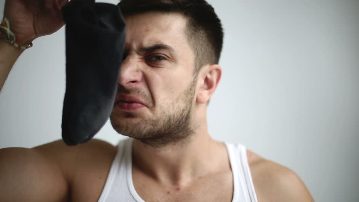 Dreqi! Qelbesh ne ere. Ik laj kembet.Pse kane ere kembet ne kembe ere kembesh