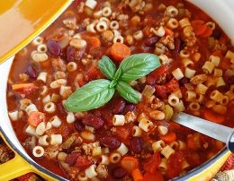 Fasule me makarona te imeta. Receta gatimi. vaj ulliri