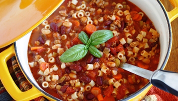 Fasule me makarona te imeta. Receta gatimi. vaj ulliri