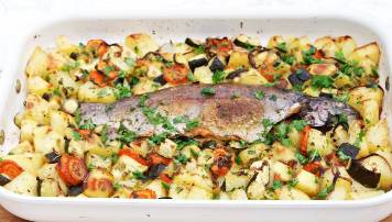 Peshk me perime dhe patate ne furre. Receta gatimi.