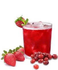 Pije freskuese me luleshtrydhe, e bere ne shtepi. limon uje i gazuar