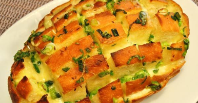Buke e mbushur me djathe dhe proshute. Receta gatimi.
