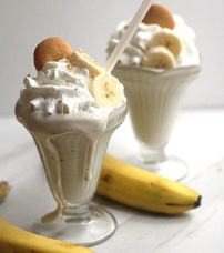 Milkshake me banane. Shume thjeshte e pergatisni edhe ne shtepi, ja receta.