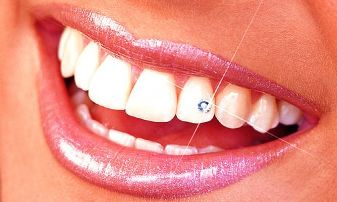 Rikthehet perseri moda e piercing. Kete here vendi perfekt eshte dhembi!!