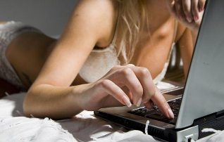 Cfare eshte industria e seksit online? Si funksionon dhe kush e miremban??