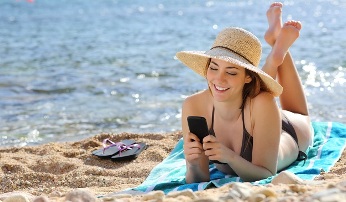 Me telefon ne duar edhe ne plazh! Pse po ndodh kjo gje?