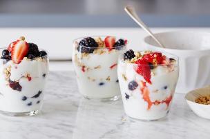 Kos me shije frutash per mengjes. Receta gatimi te shijshme.