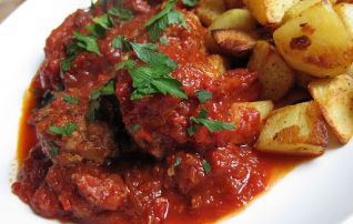 Qofte te shijshme me domate. Receta gatimi verore.