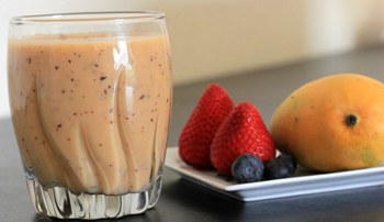 Fruta me krem qumeshti. Vitaminat qe nuk duhet te ju mungojne asnje mengjes.
