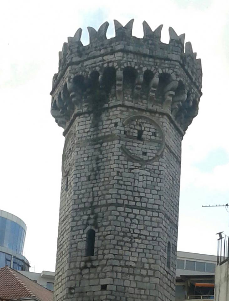 Kulla e sahatit te inglizit (English clock tower). Histori.