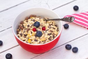 Menyra me e shendetshme per te nisur diten me mjaftueshem proteina. Karbohidrate