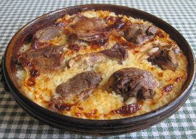 Mish qengji i pjekur me kos veze, dreke e shijshme dhe e shendetshme