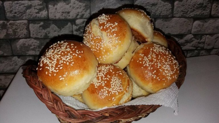 Simita me gjalpe. Shija qe s'duhet ti mungoje mengjeseve tuaja.