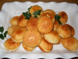Kulace te vegjel te mbushur me djathe dhe ullinj. Receta gatimi.