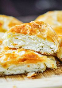 Mini Byreke pa pete me djathe dhe kos. Receta gatimi.