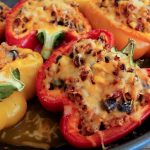 Tave me patate dhe speca te mbushur me mish te bardhe pule. Receta gatimi.