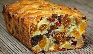 Kek me fruta te thata dhe leng portokalli.