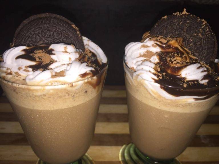 Kafe e ftohte! Shija qe ju nevojitet ne keto dite te nxehta