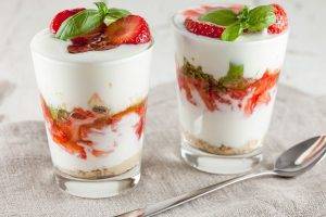 Kos me luleshtrydhe dhe mjalte. Receta gatimi