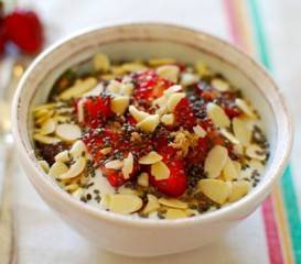 Kos me luleshtrydhe dhe mjalte. Receta gatimi