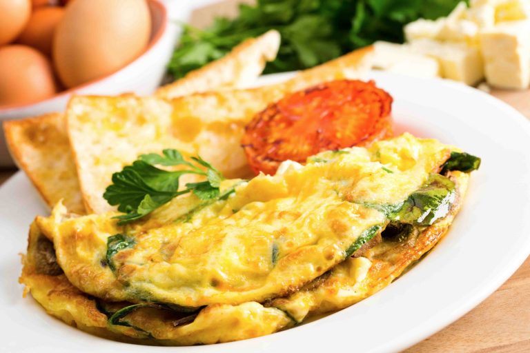 Omelete e thjeshte me djathe dhe proshute. Receta gatimi.