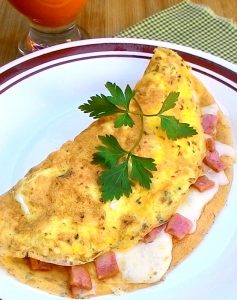 Omelete e thjeshte me djathe dhe proshute. Receta gatimi.