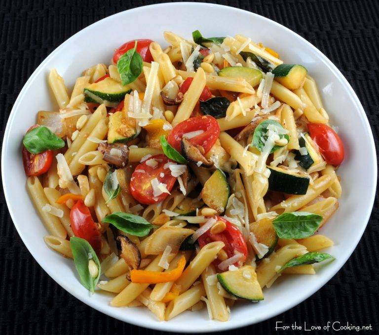 Sallate e shijshme me makarona dhe perime. Receta gatimi.