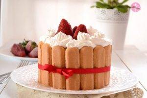Torte me fruta dhe me biskota savoiardi. Receta gatimi.